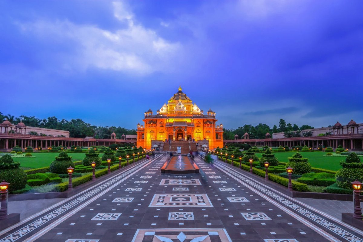 Luxury Train India for Foreigners: Explore India Aboard the Maharajas' Express